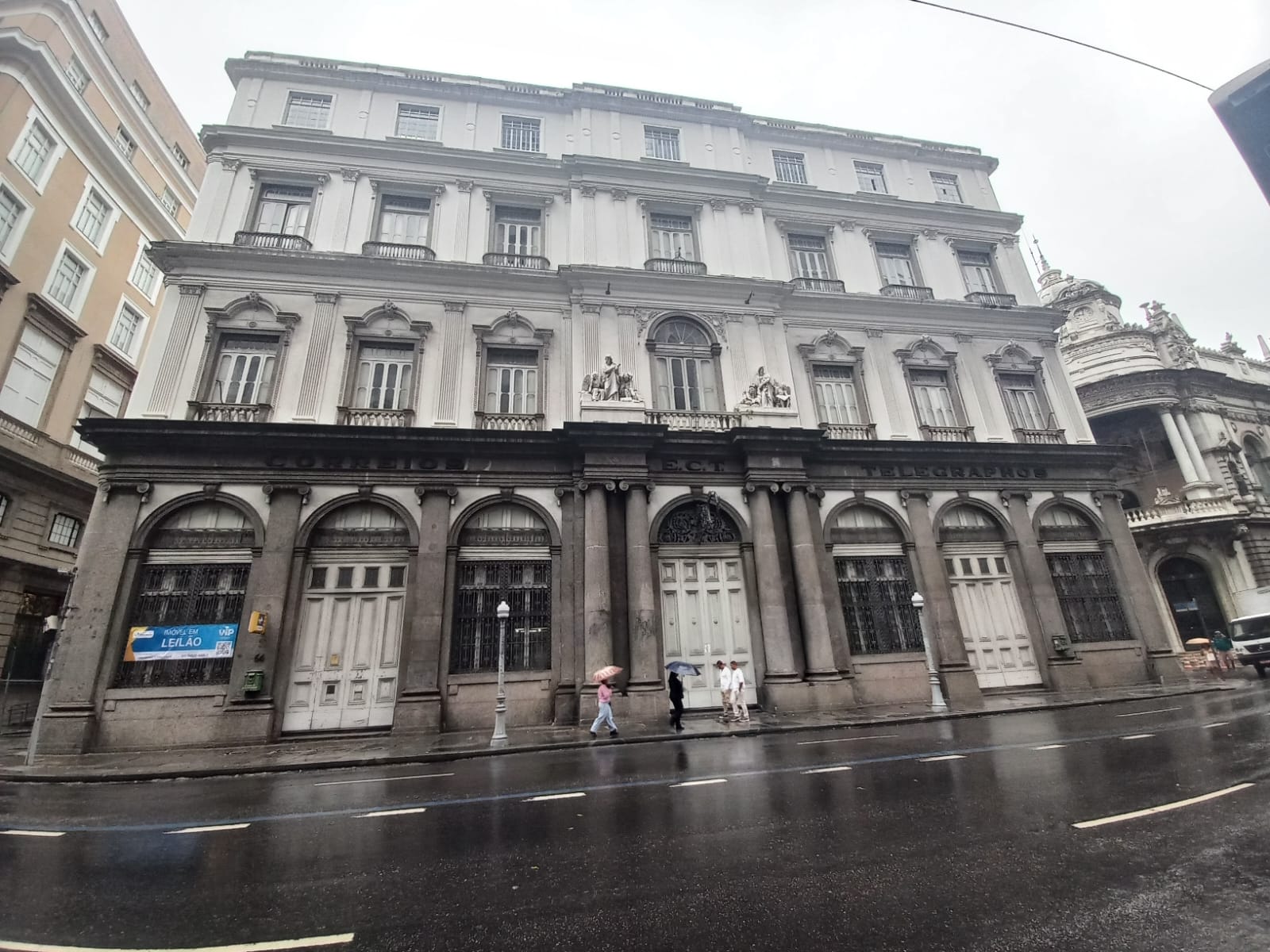 Correios leiloa imóveis com parcelamento em até 12 vezes; prédio histórico no Rio de Janeiro está entre os destaques